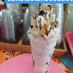 นมสดปั่นโอริโอท้อปปิ้งขนมปัง