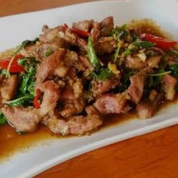 กระเพราหมูแดดเดียวเป็นกับ