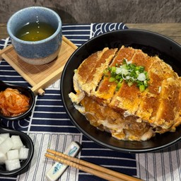 ข้าวหน้าหมูทอดราดไข่