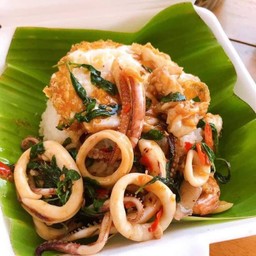 กะเพราหมูกรอบ/ทะเล/กุ้ง/รวม