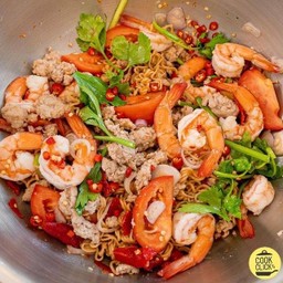 ยำมาม่าหมูสับ กุ้ง รสจี๊ดจ๊าด