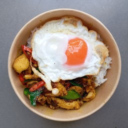 ข้าวผัดพริกแกงไก่ ไข่เป็ดดาว