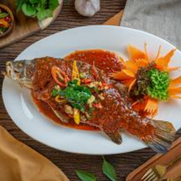 53. ปลากระพงทอดซอสพริกเผา