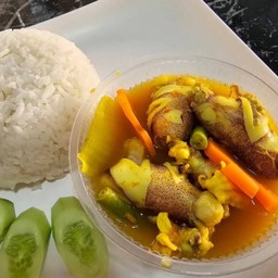ข้าว แกงส้มปลาหมึกยัดไส้ผักรวม
