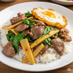 ข้าวกระเพราเครื่องในหน่อไม้ + ไข่ดาว