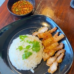 ข้าวหน้าหมูสามชั้นทอดน้ำปลา