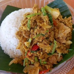 ผัดผงกะหรี่หมูกรอบ/ทะเล/กุ้ง/รวม