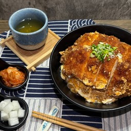 ข้าวหน้าไก่ทอดราดไข่