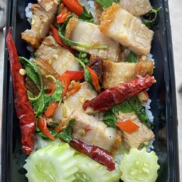 ข้าวหมูกรอบกะเพรา(ธรรมดา)+ฟรีไข่ต้มครึ่งฟอง