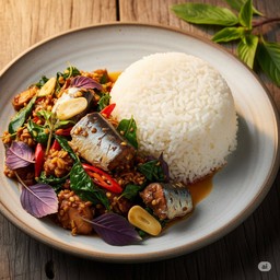 ข้าวกระเพราปลากระป๋อง + ไข่ดาว