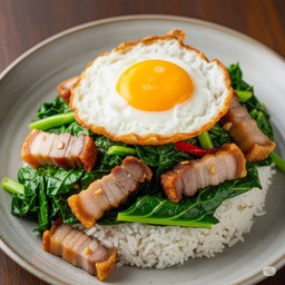 ข้าวคะน้าหมูกรอบ + ไข่ดาว