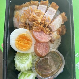 ข้าวหมูกรอบเนื้อนุ่มคู่น้ำจิ้มซีฟู้ด