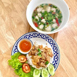 [เซตอิ่มคู่] ข้าวไก่ทอดกระเทียม+ ต้มแซ่บหมูเด้ง