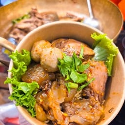 แสนแสบ บะหมี่แห้งเนื้อตุ๋น/หมูตุ๋น