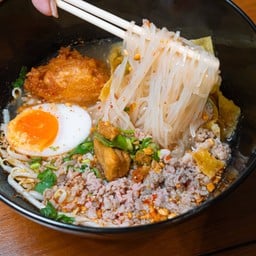ก๋วยเตี๋ยวต้มยำหมูสับ ไข่มะตูม