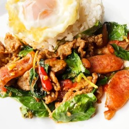 ข้าวราด กะเพราหมูชิ้น กุนเชียง