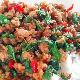 กระเพราหมูสับราดข้าว