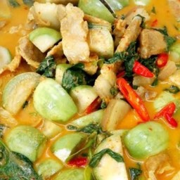 แกงคั่วหมูมะเขือเปราะ