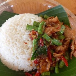 ผัดพริกเผาหมูกรอบ/ทะเล/กุ้ง/รวม