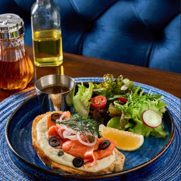 โอเพ่นแซนวิชโทสต์แซลมอนรมควัน