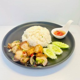 ข้าวคั่วพริกเกลือหมูกรอบ