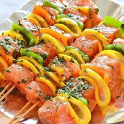 มอนซี๊ด บาบีคิวมอน ผัก ราดน้ำมันมะกอก โรยพาสลี่ห๊อมหอม ทานคู่น้ำจิ้มซีฟู๊ดรสเด็ด