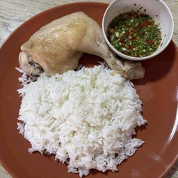 สะโพกไก่ต้มน้ำปลา ราดข้าว