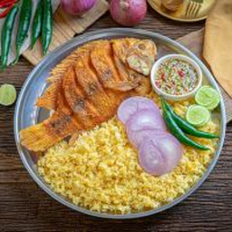 4. ข้าวผัดเนยกีกระเทียมกับปลาทับทิมทอด