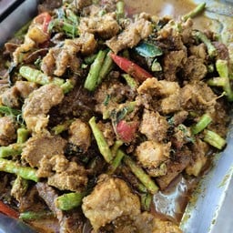 ผัดเผ็ดหมูกับถั่วฝักยาว