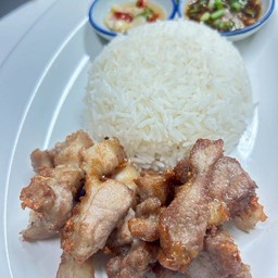 ข้าวหมูสามชั้นทอดน้ำปลา