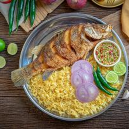 5. ข้าวผัดเนยกีกระเทียมกับปลากระพงทอด