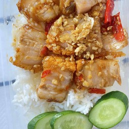 ข้าวพริกเกลือหมูกรอบ(ธรรมดา)+ฟรีไข่ต้มครึ่งฟอง
