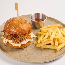 BBQ Pulled Pork Burger เบอร์เกอร์หมูฉีกซอสบาร์บีคิว