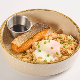 Garlic Fried  Rice with Salmon (Salmon 80-90g)ข้าวผัดกระเทียมแซลมอน