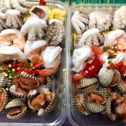 ยำข้าวโพด กุ้งสุก+หมึกสาย + หอยแครง)
