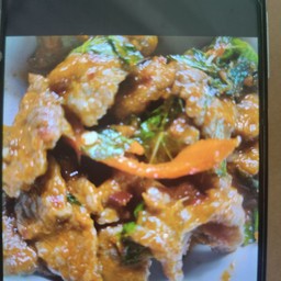 ผัดเผ็ดเนื้อใบยี่หร่าราดข้าว