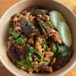 กระเพราหมูสับไข่เยี่ยวม้า