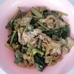 ราดหน้ายอดผักเอ็มไฟ ผัดซีอิ้ว สูตร 30 ปี ซอยโชติวิจิตร