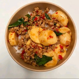 กระเพราหมูสับเต้าหู้ไข่