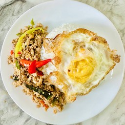 กระเพราหมูไก่ไข่ดาว