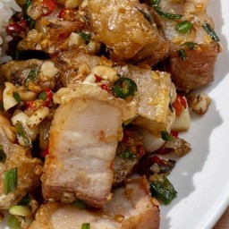 หมูกรอบคั่วพริกเกลือ
