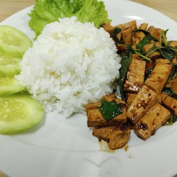 กระเพราหมูยอ