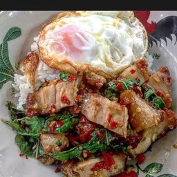 กะเพราหมูกรอบราดข้าว