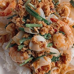 ผัดผงกะหรี่ราดข้าว