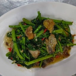 ผัดบุ้งไฟแดงหมูกรอบ