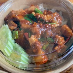 พริกแกงหมูกรอบราดข้าว