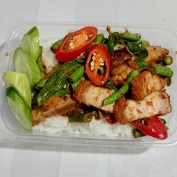 ข้าวราดหมูกรอบผัดพริกแกงใส่ถั่ว