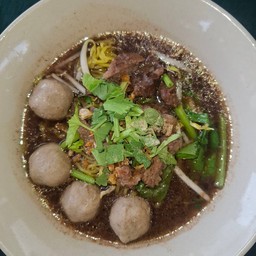 บะหมี่ลูกชิ้นเนื้อเปื่อยน้ำตก