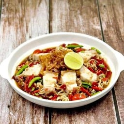 ยำมาม่าหมูกรอบ