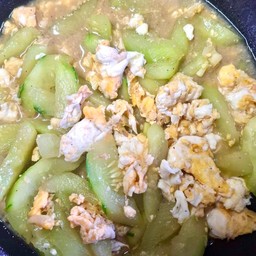 ผัดแตงกวากับไข่ราดข้าว